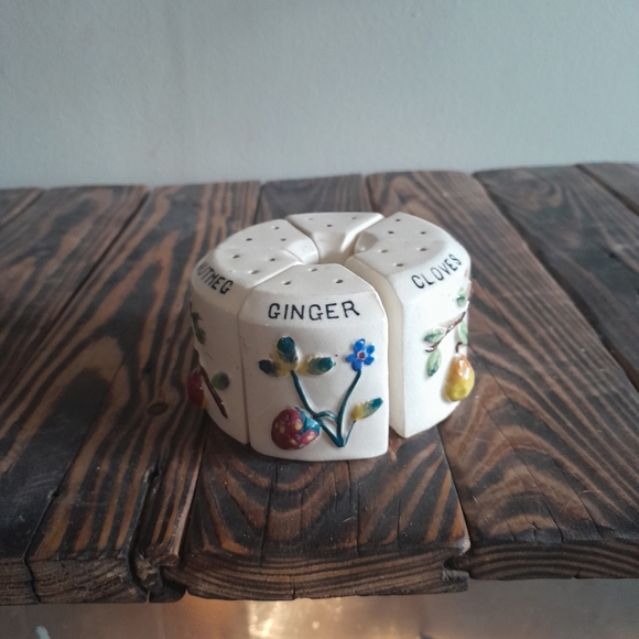 Vintage 6 piece salt, pepper and spice shakers - Picture 6 of 9